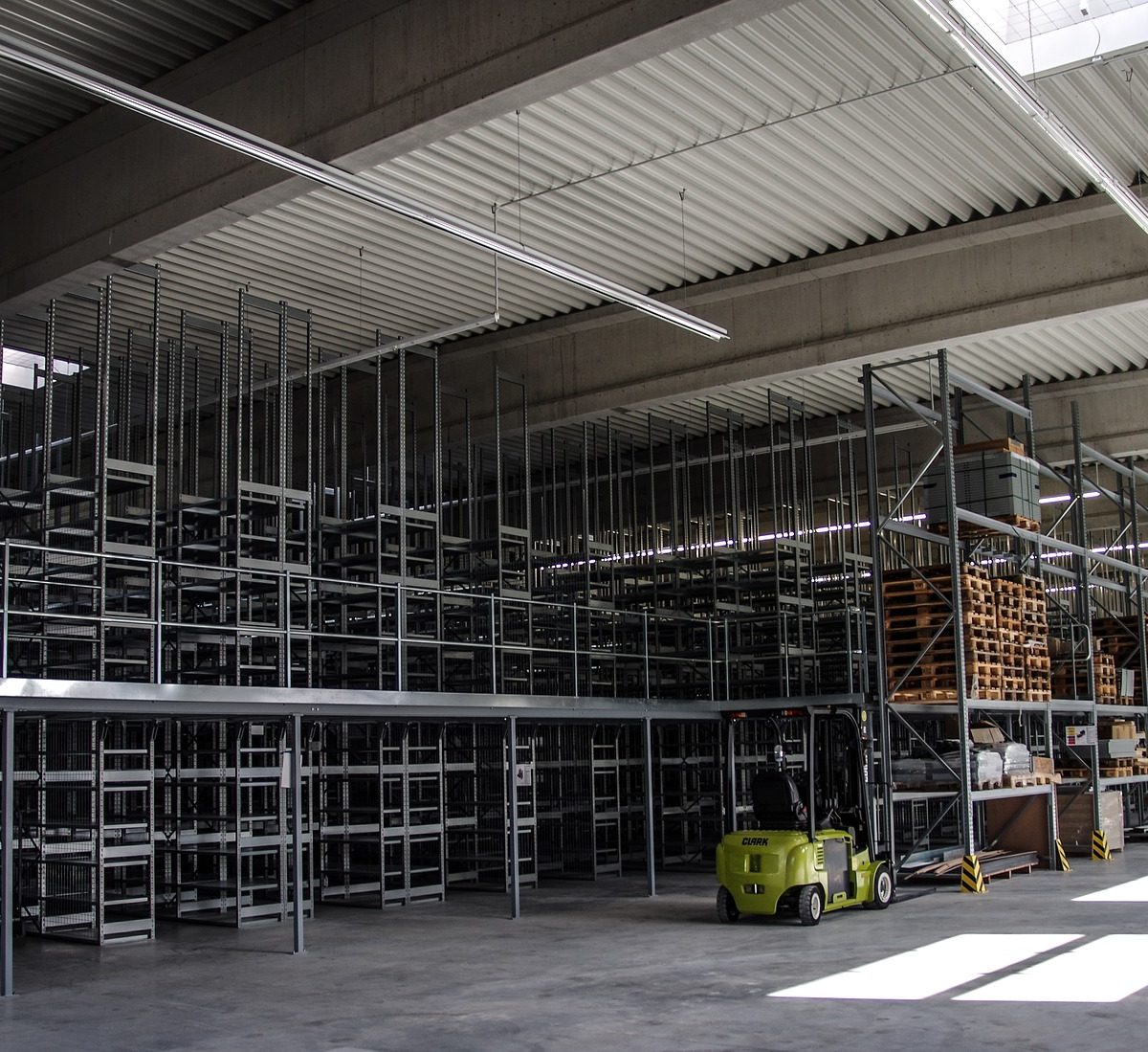 Rafturile metalice, un mijloc prin care se poate crea un magazin primitor