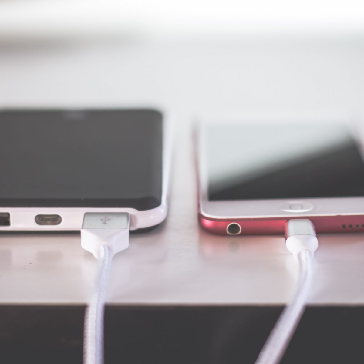 Ce încărcător să alegi pentru telefon: 4 sfaturi utile
