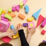 Ce sunt jucăriile educative și de ce sunt recomandate pentru cei mici