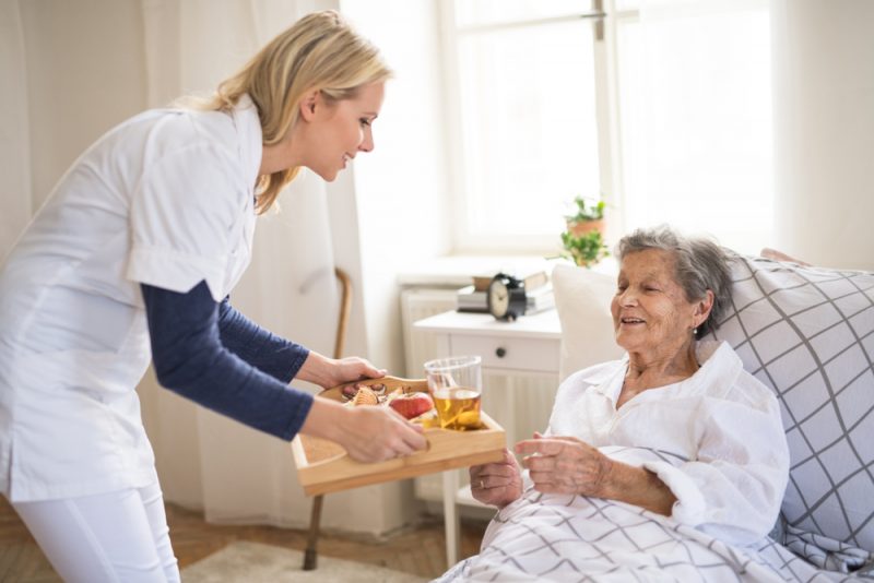 5 servicii de care pot beneficia rezidenții unui cămin de bătrâni