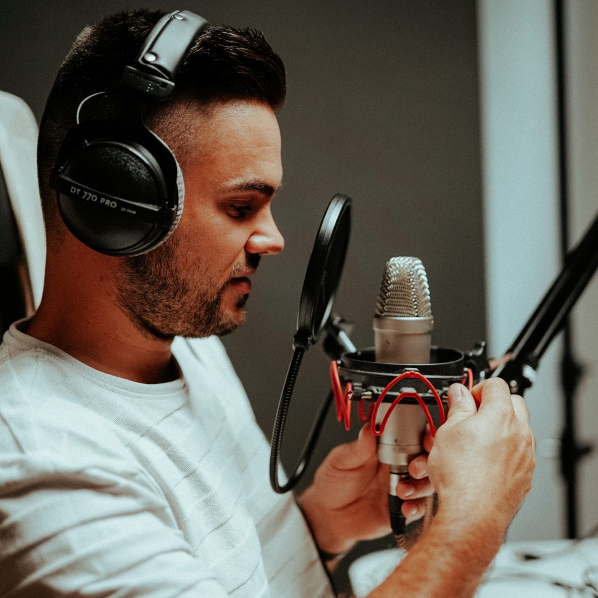 Cum alegi microfonul potrivit pentru o înregistrare în studio?