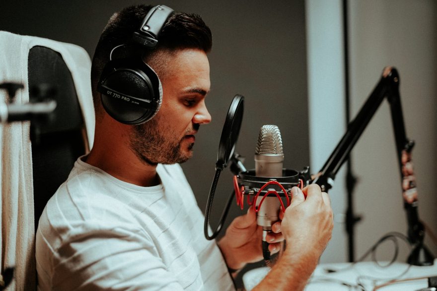 Cum alegi microfonul potrivit pentru o înregistrare în studio?