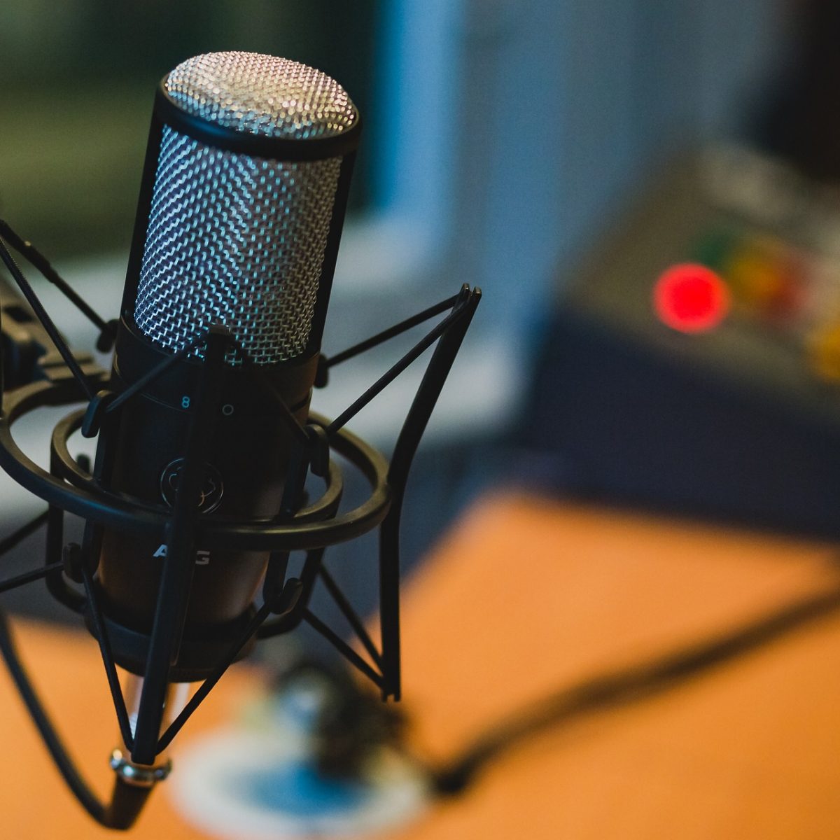 Cum să îți începi propriul podcast: ce trebuie să știi despre podcast, cum alegem invitații, aparatura necesară și promovarea