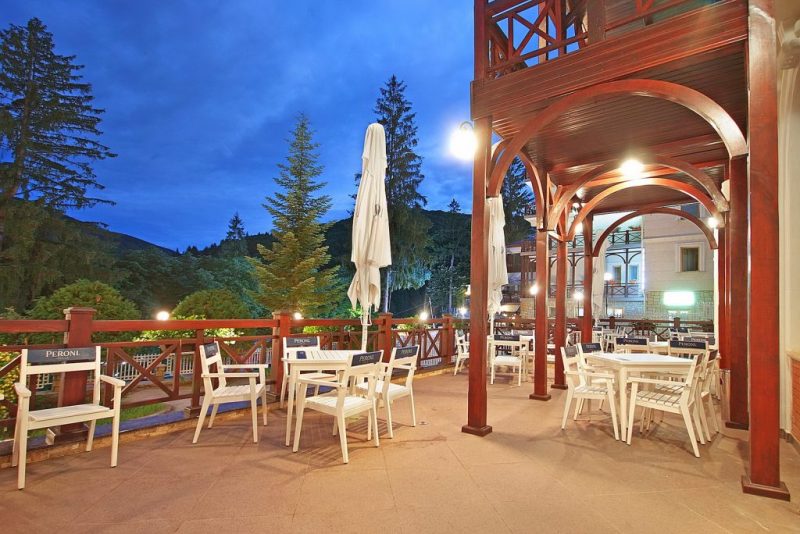 restaurant în Slănic Moldova cu terasă panoramică