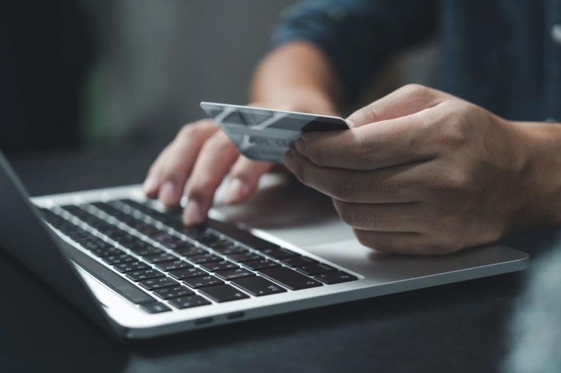 Cele mai bune aplicații pentru gestionarea finanțelor personale în 2025: Simplifică-ți viața cu Revolut și Monese