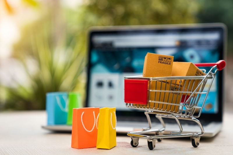 Cum să-ți lansezi afacerea online cu bani puțini: Ghidul tău complet pentru succes în 2025